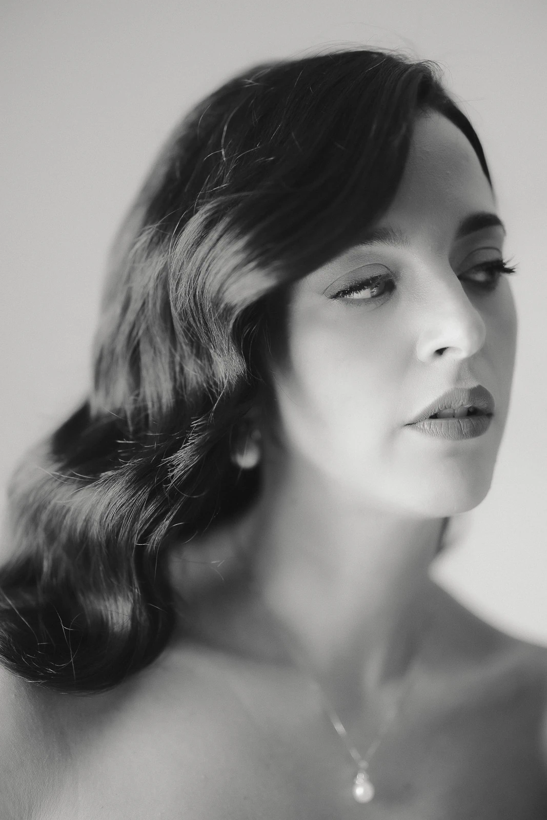 Timeless black and white portrait of an elegant woman in Italy, her gaze turned softly aside, capturing pure bridal anticipation.