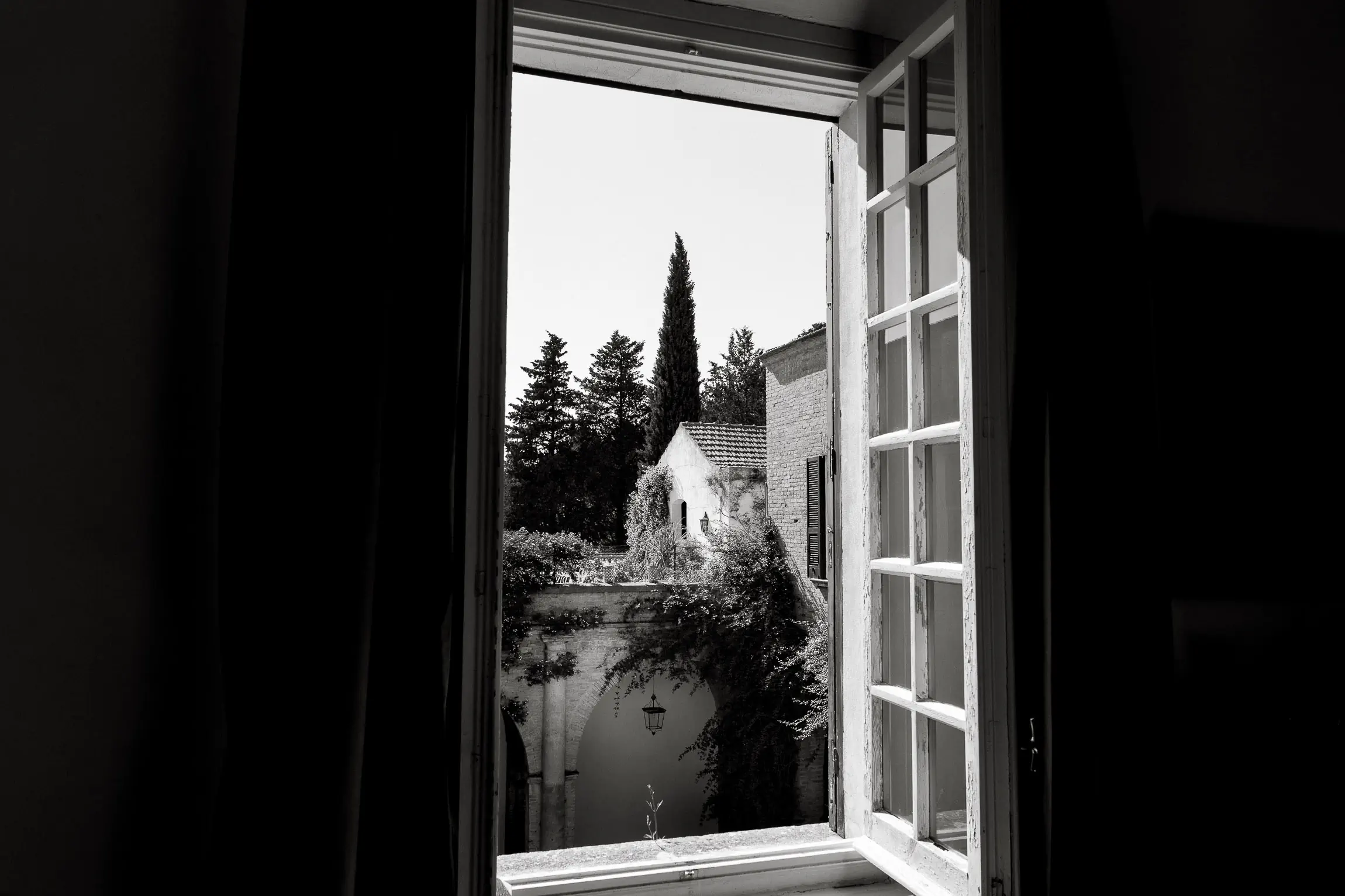 best wedding photographer tenuta visconti basilicata candid elegant luxury chic